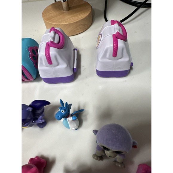 Lot of 16 Character Toys And 4 Pet Carriers - Picture 5 of 6